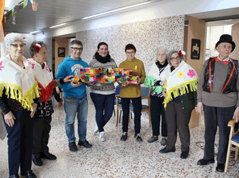Lliurament llaçades banderes Comparses