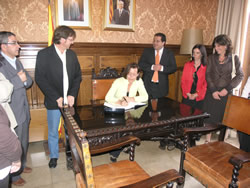 La titular de Justícia signa el Llibre d'Honor de la Ciutat