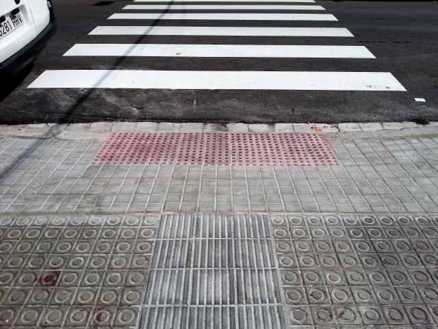Accessibilitat en dos encreuaments del c. de Joan Llaverias
