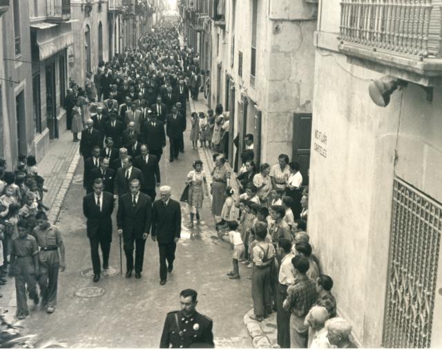 AFM Mas 1956. Comitiva municipal en motiu de la mort del regidor Albà Vidal. Arxiu Comarcal del Garraf.
