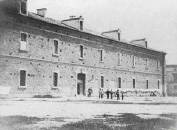Façana de la caserna del Quarter de Cavallaria d'Almansa a VNG (1931?). Arxiu Comarcal del Garraf