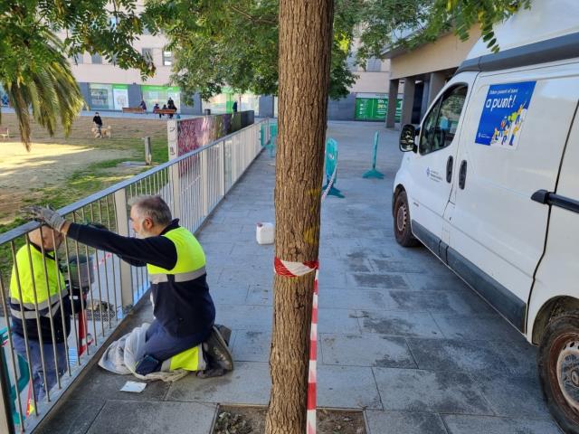 Repàs de pintura a la plaça dels Alumnes obrers