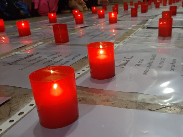 Plantada d'espelmes per recordar els feminicidis del 2022 (Frontissa)