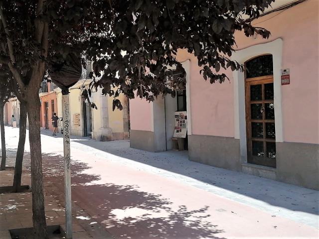 Nou paviment a la plaça Llarga del nucli antic