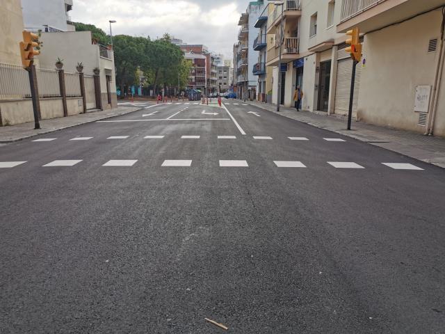 Calçades amb nou asfalt al carrer de Pare Garí i l'avinguda Rocacrespa